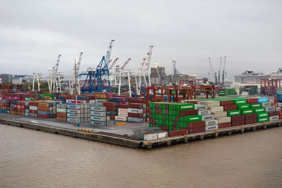 Puerto de carga con contenedores y grúas